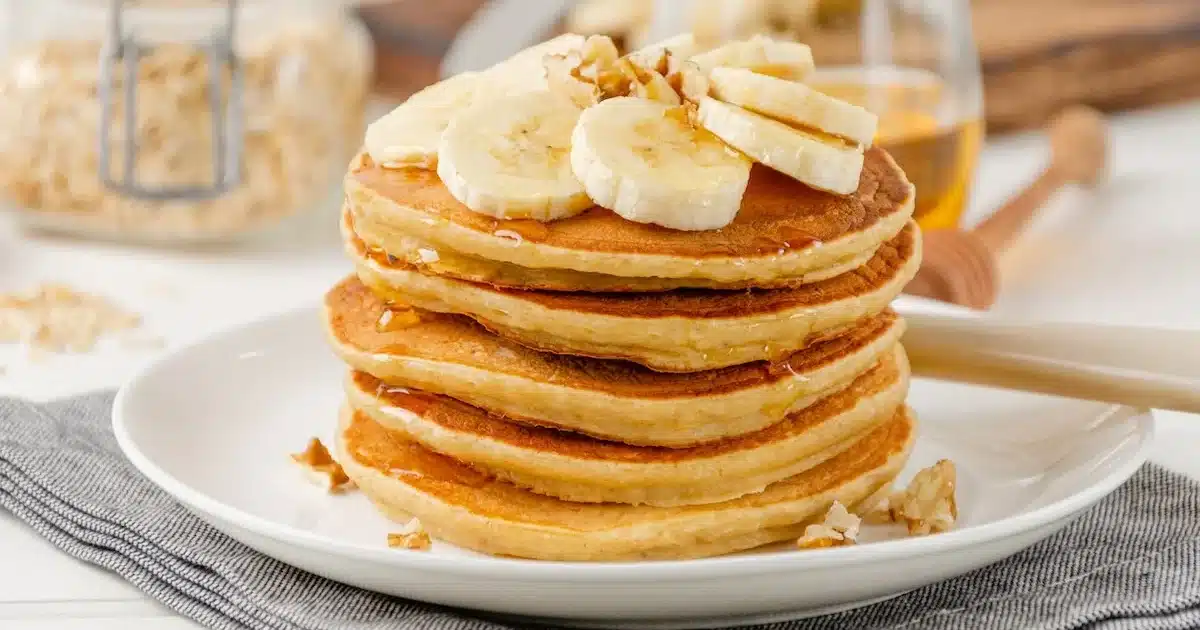 Breakfast or Snack: Impossible to Resist These Fluffy Banana Pancakes (Vegan Option Available)