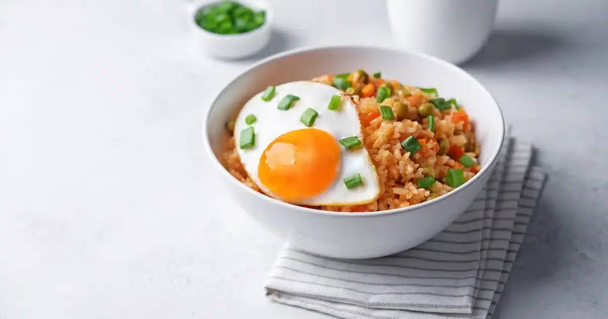 Crispy Rice with Vegetables and Fried Egg: The Delicious and Affordable Anti-Waste Recipe