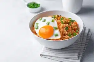 Crispy Rice with Vegetables and Fried Egg: The Delicious and Affordable Anti-Waste Recipe