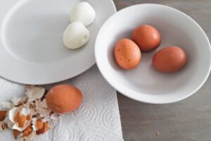 No Need to Scratch for 10 Minutes: This Trick Shells an Egg in a Single Gesture