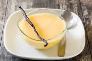 Why buy dessert creams when you can make them at home? The ultra-simple and indulgent vanilla recipe